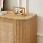Credenza buffet a forma d'onda 24/31.5H, Porta TV, Mobile ad angolo arrotondato con ante in rattan a strisce verticali in legno, Naturale
