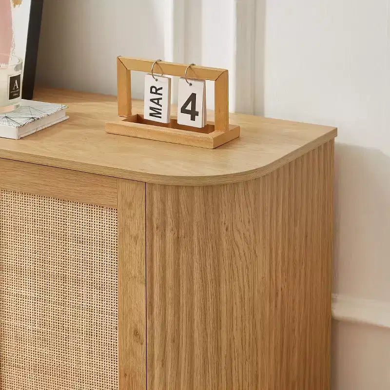 Credenza buffet a forma d'onda 24/31.5H, Porta TV, Mobile ad angolo arrotondato con ante in rattan a strisce verticali in legno, Naturale