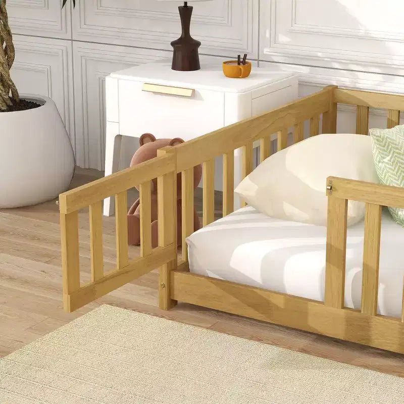 Letto Matrimoniale a Pavimento con Recinzione Senza Porta, Sponde Paracolpi a Pavimento in Legno di Gomma Beige