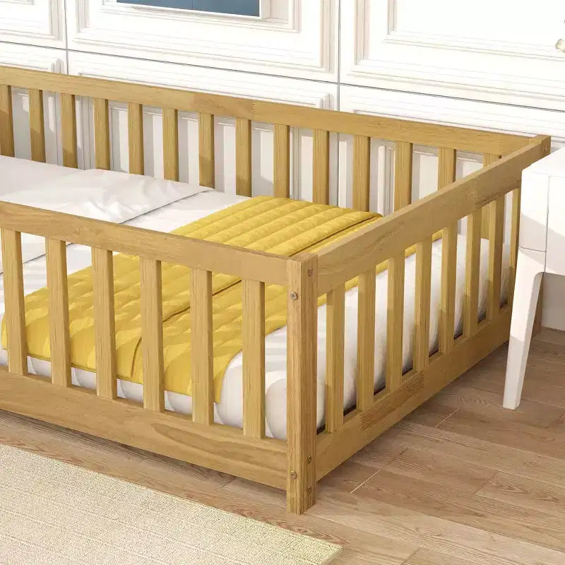 Letto Matrimoniale a Pavimento con Recinzione Senza Porta, Sponde Paracolpi a Pavimento in Legno di Gomma Beige