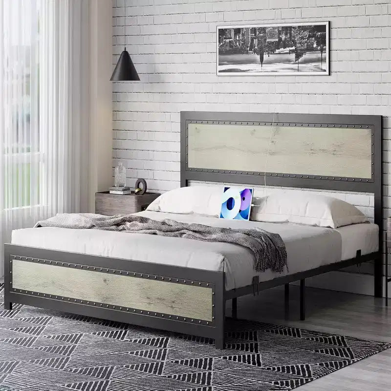 Struttura letto con stazione di ricarica, struttura letto a piattaforma dal design industriale con testiera e telaio a doghe in metallo, non è necessaria la rete a molle, facile da montare
