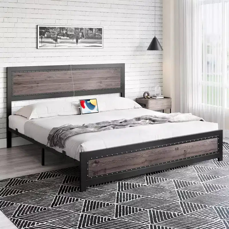 Struttura letto con stazione di ricarica, struttura letto a piattaforma dal design industriale con testiera e telaio a doghe in metallo, non è necessaria la rete a molle, facile da montare