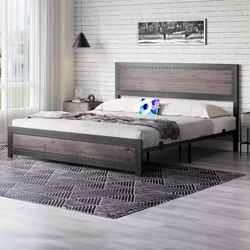 Struttura letto con stazione di ricarica, struttura letto a piattaforma dal design industriale con testiera e telaio a doghe in metallo, non è necessaria la rete a molle, facile da montare