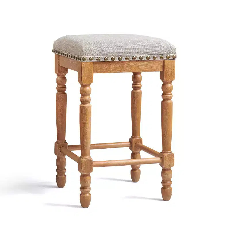 Sgabello senza schienale per bancone e bar, 26,6", in legno massello, rivestito in lino con finiture borchiate, struttura rustica in legno massello per cucina e bar (set da 2)
