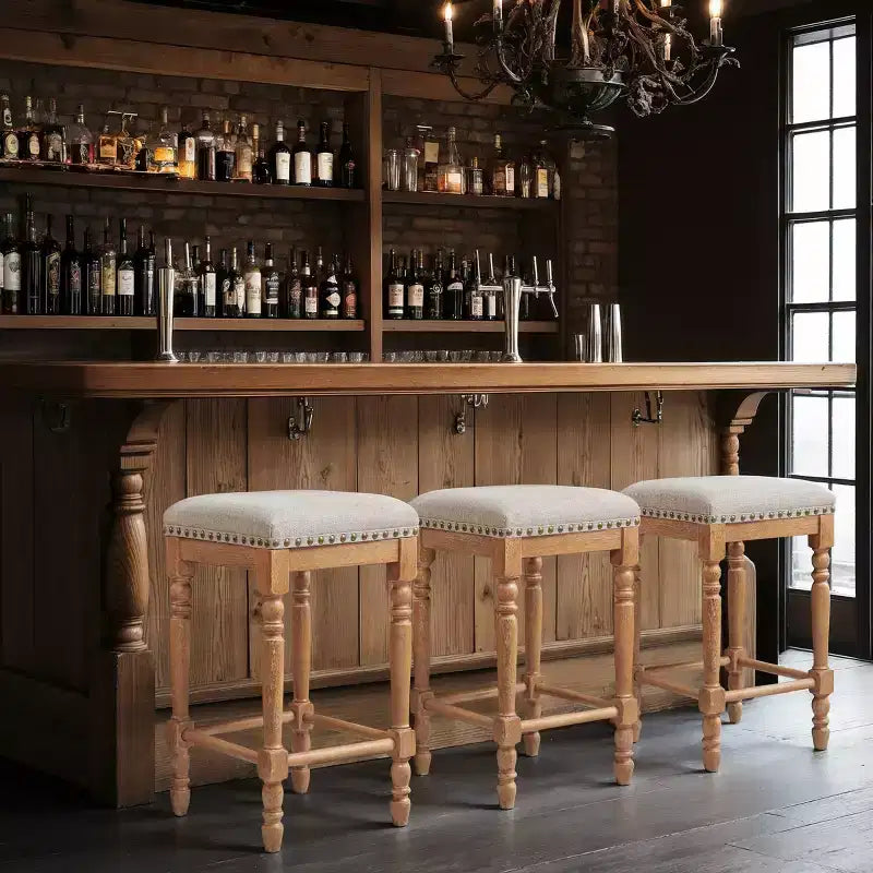 Sgabello senza schienale per bancone e bar, 26,6", in legno massello, rivestito in lino con finiture borchiate, struttura rustica in legno massello per cucina e bar (set da 2)
