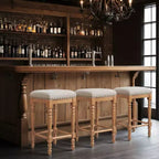 Sgabello senza schienale per bancone e bar, 26,6", in legno massello, rivestito in lino con finiture borchiate, struttura rustica in legno massello per cucina e bar (set da 2)