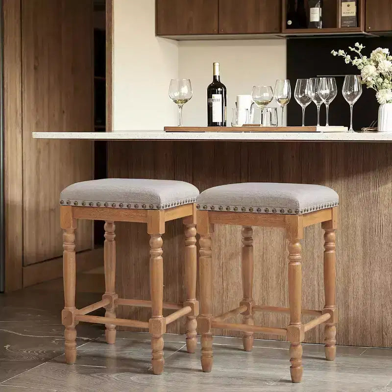 Sgabello senza schienale per bancone e bar, 26,6", in legno massello, rivestito in lino con finiture borchiate, struttura rustica in legno massello per cucina e bar (set da 2)