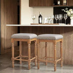 Sgabello senza schienale per bancone e bar, 26,6", in legno massello, rivestito in lino con finiture borchiate, struttura rustica in legno massello per cucina e bar (set da 2)