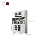 Cucina in legno, credenza bianca, portabottiglie integrato